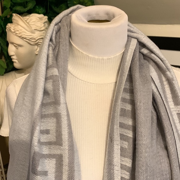 Oversized G monogram reversable oversized scarf shawl - Picture 9 of 9